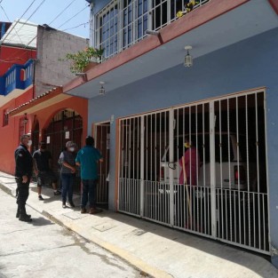 La  Síndica Municipal de Teocelo,Ver., Zayra del Carmen Martínez Andrade, responsable de la Comisión de Comercio, en coordinación con el Titular del Área de Comercio y Fomento Económico, Francisco Villa Carrera, Protección Civil y Seguridad Pública, visitan y supervisan  establecimientos en los que se exhorta y conmina a propietarios y responsables de comercios para llevar a cabo las disposiciones estatales y municipales para mitigar el contagio por SARS-CoV-2 (COVID-19).   