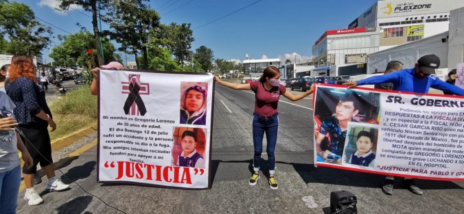 Familiares y vecinos de Pablo Mota y Gregorio Lorenzo que fueron atropellados el pasado domingo 12 de julio, bloquearon los carriles de la carretera Veracruz-México a la altura de Las Trancas, frente a la plaza Xanat, pidiendo justicia, pues aseguran que el responsable fue dejado en libertad. 