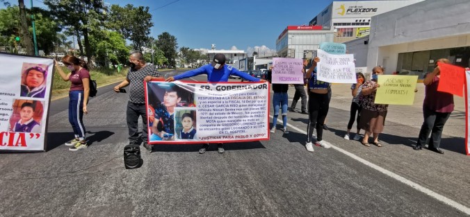 Familiares y vecinos de Pablo Mota y Gregorio Lorenzo que fueron atropellados el pasado domingo 12 de julio, bloquearon los carriles de la carretera Veracruz-México a la altura de Las Trancas, frente a la plaza Xanat, pidiendo justicia, pues aseguran que el responsable fue dejado en libertad.  