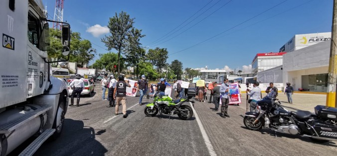 Familiares y vecinos de Pablo Mota y Gregorio Lorenzo que fueron atropellados el pasado domingo 12 de julio, bloquearon los carriles de la carretera Veracruz-México a la altura de Las Trancas, frente a la plaza Xanat, pidiendo justicia, pues aseguran que el responsable fue dejado en libertad.  