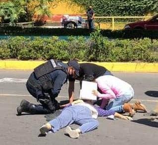 Una mujer de aproximadamente 35 años se arrojó este jueves del puente de Avenida Circuito Presidentes sobre Rébsamen, en esta capital Veracruzana. Su estado se reporta como grave.