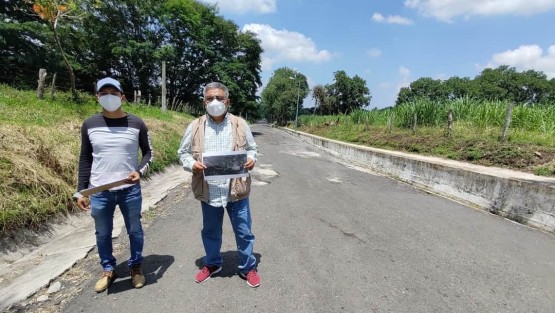 El Alcalde de Teocelo, Mario Antonio Chama Díaz, y el Director de Obra Públicas del Ayuntamiento, Alberto Lucas Marín, recorrieron  la Calle Principal de la Comunidad de Texín, donde ya se hace la planeación para continuar con la segunda etapa de rehabilitación con concreto hidráulico y drenaje sanitario.