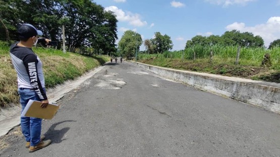 El Alcalde de Teocelo, Mario Antonio Chama Díaz, y el Director de Obra Públicas del Ayuntamiento, Alberto Lucas Marín, recorrieron  la Calle Principal de la Comunidad de Texín, donde ya se hace la planeación para continuar con la segunda etapa de rehabilitación con concreto hidráulico y drenaje sanitario.