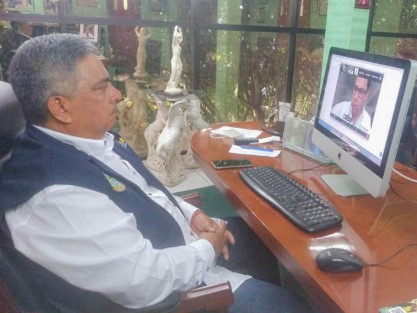 En su participación el Alcalde, Mario Antonio Chama Díaz, planteó a los directivos de CFE,  Raúl Usla y Alberto García Barradas la situación que existe en el Municipio de Teocelo ante los cortes de energía eléctrica originados por las  recurrentes tormentas y que ocasionan  descomposturas en aparatos eléctricos; además  expuso la problemática de los postes que ocasionan invasión de vía pública, así como el deterioro y mal estado de los mismos, y solicitó se pueda hacer  una  revisión y cambiar los postes en esas condiciones que generan un peligro constante para la ciudadanía.  