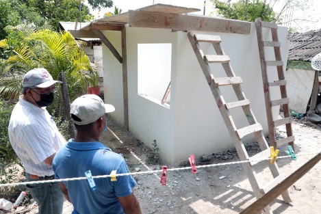 La Secretaría de Desarrollo Social (SEDESOL) atendió localidades marginadas de la Huasteca Veracruzana mejorando sus condiciones de vida y gestionándoles techos sólidos y obras de electrificación rural. 