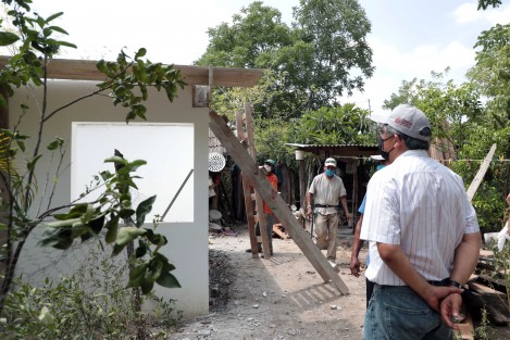La Secretaría de Desarrollo Social (SEDESOL) atendió localidades marginadas de la Huasteca Veracruzana mejorando sus condiciones de vida y gestionándoles techos sólidos y obras de electrificación rural. 