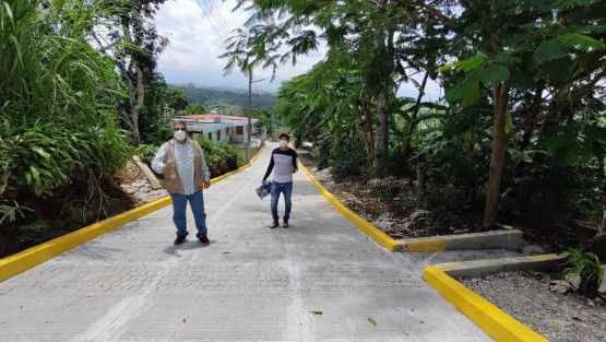 En el municipo de Teocelo,Ver., en un recorrido  de obra en la Comunidad de Baxtla, el Alcalde Mario Chama  y el Director de Obras Públicas, Alberto Lucas Marín, supervisaron los trabajos finales en la calle José María Morelos y Pavón, donde se lleva  a cabo la rehabilitación con concreto hidráulico y guarniciones, logrando con esto un mejor acceso para los vecinos de dicha calle. 