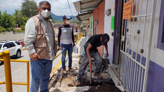 En el municipo de Teocelo,Ver., en un recorrido  de obra en la Comunidad de Baxtla, el Alcalde Mario Chama  y el Director de Obras Públicas, Alberto Lucas Marín, supervisaron los trabajos finales en la calle José María Morelos y Pavón, donde se lleva  a cabo la rehabilitación con concreto hidráulico y guarniciones, logrando con esto un mejor acceso para los vecinos de dicha calle. 