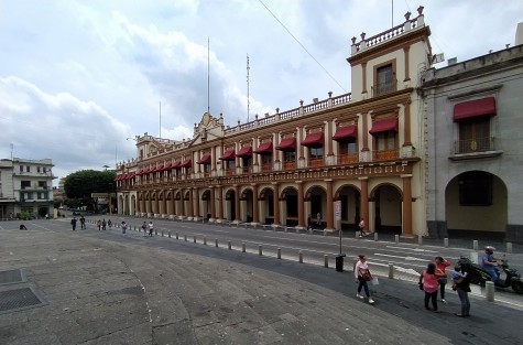 Así lucieron las calles del centro de Xalapa, con restricción de movilidad, con personas guardando sana distancia y usando cubrebocas y otros como si la pandemia no les llega. 
