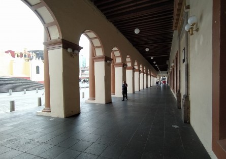 Así lucieron las calles del centro de Xalapa, con restricción de movilidad, con personas guardando sana distancia y usando cubrebocas y otros como si la pandemia no les llega. 