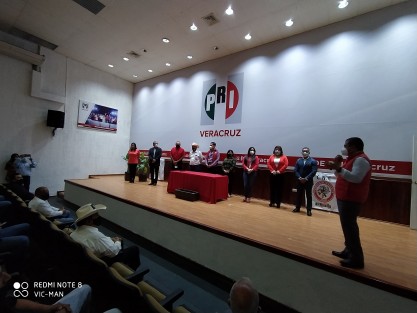 En la sede estatal del PRI, su dirigente en Veracruz, Marlon Ramírez, tomó protesta como delegada de Xalapa a Norma Bautista. Lo propio se hizo para el  delegado de Veracruz.    