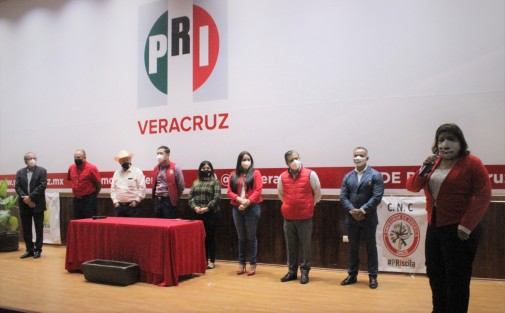 En la sede estatal del PRI, su dirigente en Veracruz, Marlon Ramírez, tomó protesta como delegada de Xalapa a Norma Bautista. Lo propio se hizo para el delegado de Veracruz. 