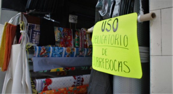 Con medidas de prevención, al menos en papel, trabajan comercios en el Centro de Xalapa. Los comerciantes haciendo su parte, la otra corresponde a los clientes.  