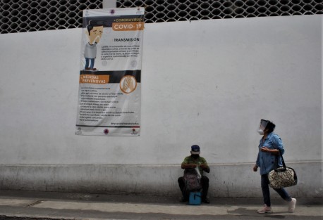 Con medidas de prevención, al menos en papel, trabajan comercios en el Centro de Xalapa. Los comerciantes haciendo su parte, la otra corresponde a los clientes.  