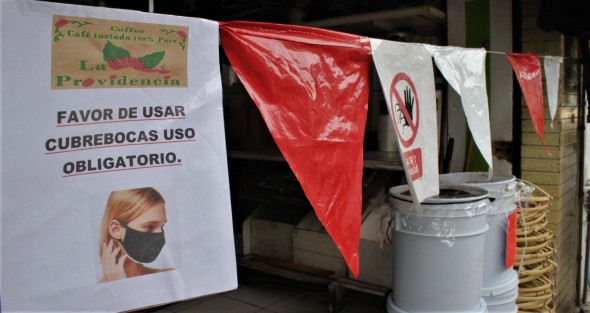 Con medidas de prevención, al menos en papel, trabajan comercios en el Centro de Xalapa. Los comerciantes haciendo su parte, la otra corresponde a los clientes.  
