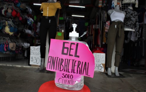Con medidas de prevención, al menos en papel, trabajan comercios en el Centro de Xalapa. Los comerciantes haciendo su parte, la otra corresponde a los clientes.  