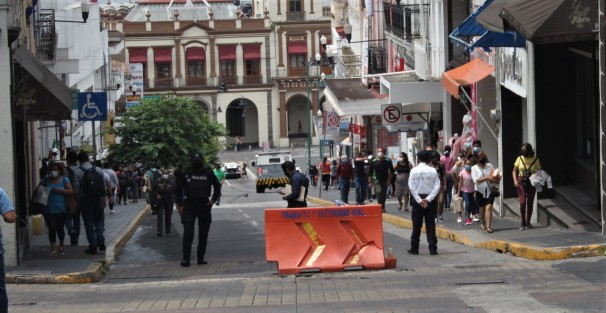 Restricción de Movilidad en el Centro de Xalapa, para que almenos ahí no se aglomeren. 