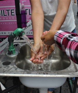 Al menos en el Centro de Xalapa, el agua no falta, para que quienes gusten, pasen a lavarse.
