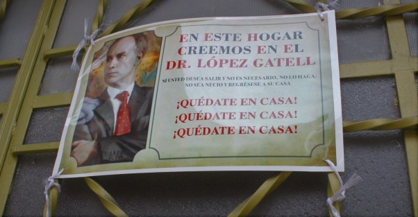 Pese a lo que a diario comentan muchos opinadores, en algunos hogares se confían a San Gatell mientras se quedan en casa.  