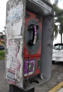 Más deterioradas que nunca se ven las ya obsoletas casetas telefónicas, cuya única función parece ser la contaminación visual de la ciudad.  