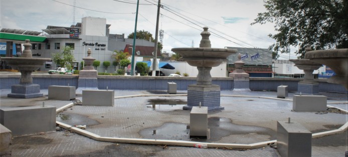 Allá en la fuente había un chorrito.  Desde hace tiempo las fuentes de parques de Xalapa se encuentran sin funcionar, al parecer para ahorrar agua.  