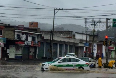 Luego de las fuertes lluvias de esta tarde en el municipio de Banderilla y Xalapa, así se observa la acumulación de agua en la entrada de la autopista Xalapa - Perote justo frente a La Martinica.  