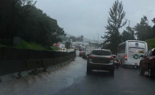 Luego de las fuertes lluvias de esta tarde en el municipio de Banderilla y Xalapa, así se observa la acumulación de agua en la entrada de la autopista Xalapa - Perote justo frente a La Martinica.  