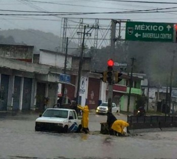 Luego de las fuertes lluvias de esta tarde en el municipio de Banderilla y Xalapa, así se observa la acumulación de agua en la entrada de la autopista Xalapa - Perote justo frente a La Martinica. 