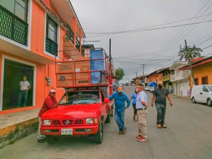 Personal de Protección Civil de Teocelo, continúa con las  actividades de inspección en Cabecera Municipal y comunidades, para llevar a cabo las medidas de prevención y disposiciones municipales ante la pandemia por COVID-19; el día de hoy se recibieron reportes sobre vendedores y camionetas de venta foránea en nuestro municipio, a quienes se  les informó que la venta foránea en el municipio de Teocelo está prohibida y les exhortó a retirarse.