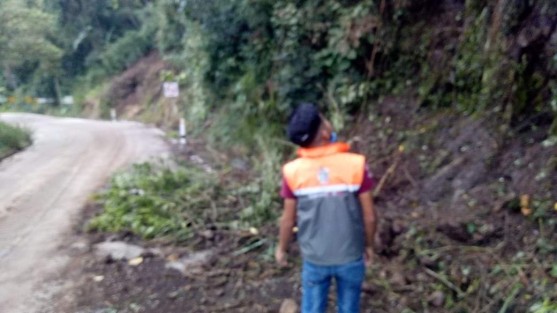 Protección Civil Teocelo atendió reporte y acudió al apoyo para liberar camino Baxtla - Limones, ante deslave  de rocas y árboles. 