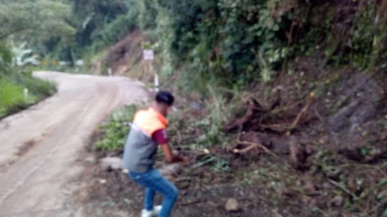 Protección Civil Teocelo atendió reporte y acudió al apoyo para liberar camino Baxtla - Limones, ante deslave  de rocas y árboles. 