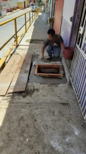 Personal de Obras Públicas continúa con los trabajos de rehabilitación de drenaje sanitario  para vecinos de la calle Guadalupe Victoria, con el objetivo de dar solución a la problemática de ruptura y filtraciones del drenaje antiguo. 
