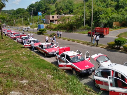 Para reforzar las medidas emitidas por las autoridades correspondientes en el municipio de Papantla, ante el aumento de personas contagiadas y fallecidas por COVID 19, se sanitizaron 250 unidades de alquiler en esta primera etapa de un total de 1500 taxis que son tanto de esta cabecera municipal como comunidades.