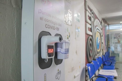 El H. Ayuntamiento de Teocelo que encabeza el Alcalde Mario Antonio Chama Díaz; la Síndica Municipal, Zayra del Carmen Martínez Andrade  y el Sistema Municipal DIF Teocelo que preside Mara Chama Villa, coordinaron la instalación y adecuación  de cuatro módulos que miden la temperatura y abastecen  gel antibacterial, en puntos estratégicos de ese Municipio, con  el objetivo de reforzar las medidas de prevención y mitigar el contagio por SARS-CoV-2(COVID-19) entre la población.  