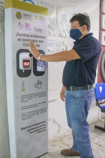 Ni el termómetro ni el dispensador de gel, requieren contacto físico para funcionar.  