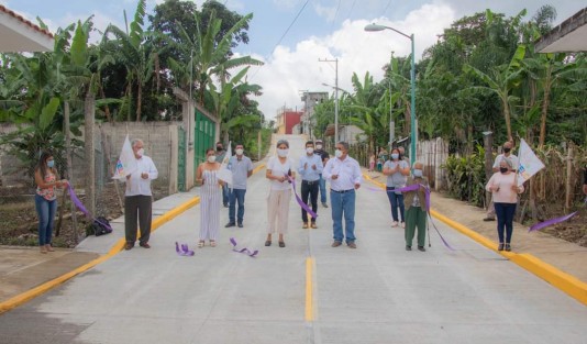 Cumpliendo su palabra, el Alcalde de Teocelo, Ver.,  Mario Antonio Chama Díaz y la Síndica Municipal Zayra del Carmen Martínez Andrade,  entregaron la construcción de 1,100 metros cuadrados de pavimento de concreto hidráulico en la calle Privada de Teresita Sánchez en la colonia Benito Juárez, de ese municipio. 