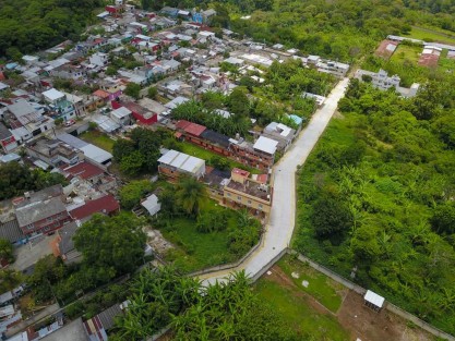 Cumpliendo su palabra, el Alcalde de Teocelo, Ver.,  Mario Antonio Chama Díaz y la Síndica Municipal Zayra del Carmen Martínez Andrade,  entregaron la construcción de 1,100 metros cuadrados de pavimento de concreto hidráulico en la calle Privada de Teresita Sánchez en la colonia Benito Juárez, de ese municipio. 