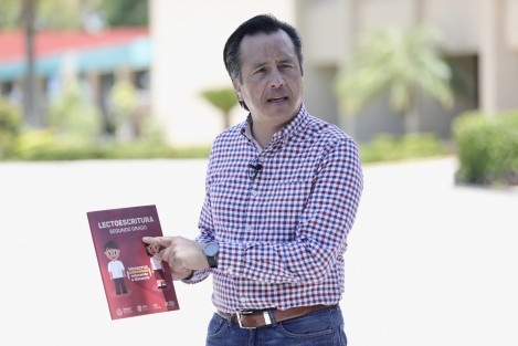 En concordancia con lo anunciado por la Secretaría de Educación Pública (SEP), Veracruz se prepara para el nuevo Ciclo Escolar 2020-2021 a distancia <em>Aprende en Casa</em>, en tanto el semáforo sanitario no se declare en verde, informó el gobernador Cuitláhuac García Jiménez en su visita al  municipio de Cuitláhuac.