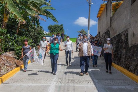 En el municipio de Teocelo, Ver., se llevó a cabo la inauguración de la obra <em>Construcción de pavimento de concreto hidráhulico en calle Privada de José María Morelos</em> en la Localidad de Baxtla.
