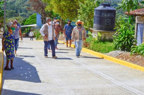 En el municipio de Teocelo, Ver., se llevó a cabo la inauguración de la obra <em>Construcción de pavimento de concreto hidráhulico en calle Privada de José María Morelos</em> en la Localidad de Baxtla.