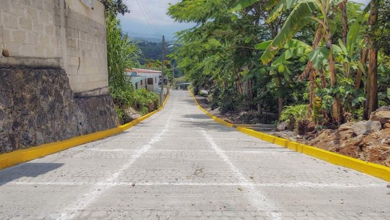 En el municipio de Teocelo, Ver., se llevó a cabo la inauguración de la obra <em>Construcción de pavimento de concreto hidráhulico en calle Privada de José María Morelos</em> en la Localidad de Baxtla.