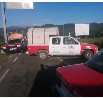 Taxistas de los municipios de Coscomatepec, Ixhuatlán del Café, Tomatlán, y Calcahualco, desde las ocho de la mañana de este jueves, bloquearon la carretera federal de Córdoba-Xalapa a la altura de la gasolinera de la entrada al municipio de Huatusco en demanda de la  destitución del delegado de Transporte.