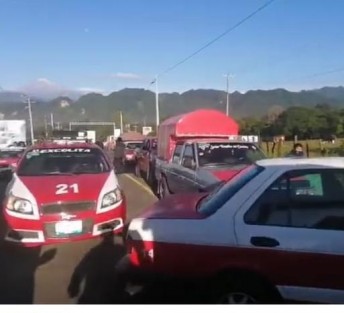 Taxistas de los municipios de Coscomatepec, Ixhuatlán del Café, Tomatlán, y Calcahualco, desde las ocho de la mañana de este jueves, bloquearon la carretera federal de Córdoba-Xalapa a la altura de la gasolinera de la entrada al municipio de Huatusco.  