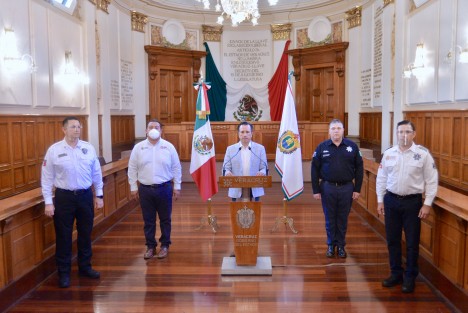 Acompañado del secretario de Seguridad Pública (SSP), Hugo Gutiérrez Maldonado y del procurador de Medio Ambiente (PMA), Sergio Rodríguez Cortés, el Gobernador Cuitláhuac García Jiménez dio un informe pormenorizado sobre las actividades realizadas para la mitigación de contagios en todo el estado. 