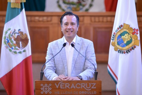 El gobernador Cuitláhuac García Jiménez precisó que están tomándose las disposiciones necesarias, además de la aplicación de los protocolos establecidos por la Federación que calificó como prioritarios; por ello la importancia de que instituciones gubernamentales y ciudadanía se sumen a reducir los niveles de contagios. 