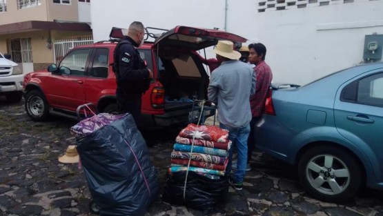 -Protección Civil Teocelo continua con  los recorridos en calles  verificando y exhortando a vendedores foráneos a suspender la venta ambulante, como parte de las medidas sanitarias emergentes  que tiene como objetivo evitar aglomeraciones y los viajes entre municipios en las semanas con mayor índice de contagio por COVID-19 