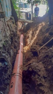 Personal de Obras Públicas de  Teocelo, Ver., continúa con los trabajos de rehabilitación de drenaje en calles Guadalupe Victoria y Arista de la Cabecera Municipal.