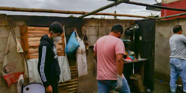 Protección Civil Teocelo, personal de DIF Municipal, Parques y  Jardines y elementos de Seguridad Pública, acudieron al apoyo de la familia que habita la vivienda en Calle Daniel Flores, de la Colonia Sumidero, la cual tuvo afectaciones ante el incendio generado en el interior  y que se propagó al exterior del inmueble, ocasionando sólo pérdidas materiales. 