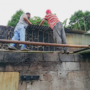 Por instrucciones del Alcalde Mario Antonio Chama Díaz y la Presidenta del DIF Municipal Teocelo, Mara Chama Villa, personal de las diferentes áreas de emergencias y direcciones del ayuntamiento, acudieron nuevamente al domicilio para llevar a cabo trabajos de remoción de escombro y  construcción de techado en la mencionada vivienda, evitando con esto mayores afectaciones por las inclemencias del tiempo registradas en esos días. 
