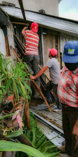 Por instrucciones del Alcalde Mario Antonio Chama Díaz y la Presidenta del DIF Municipal Teocelo, Mara Chama Villa, personal de las diferentes áreas de emergencias y direcciones del ayuntamiento, acudieron nuevamente al domicilio para llevar a cabo trabajos de remoción de escombro y  construcción de techado en la mencionada vivienda, evitando con esto mayores afectaciones por las inclemencias del tiempo registradas en esos días. 